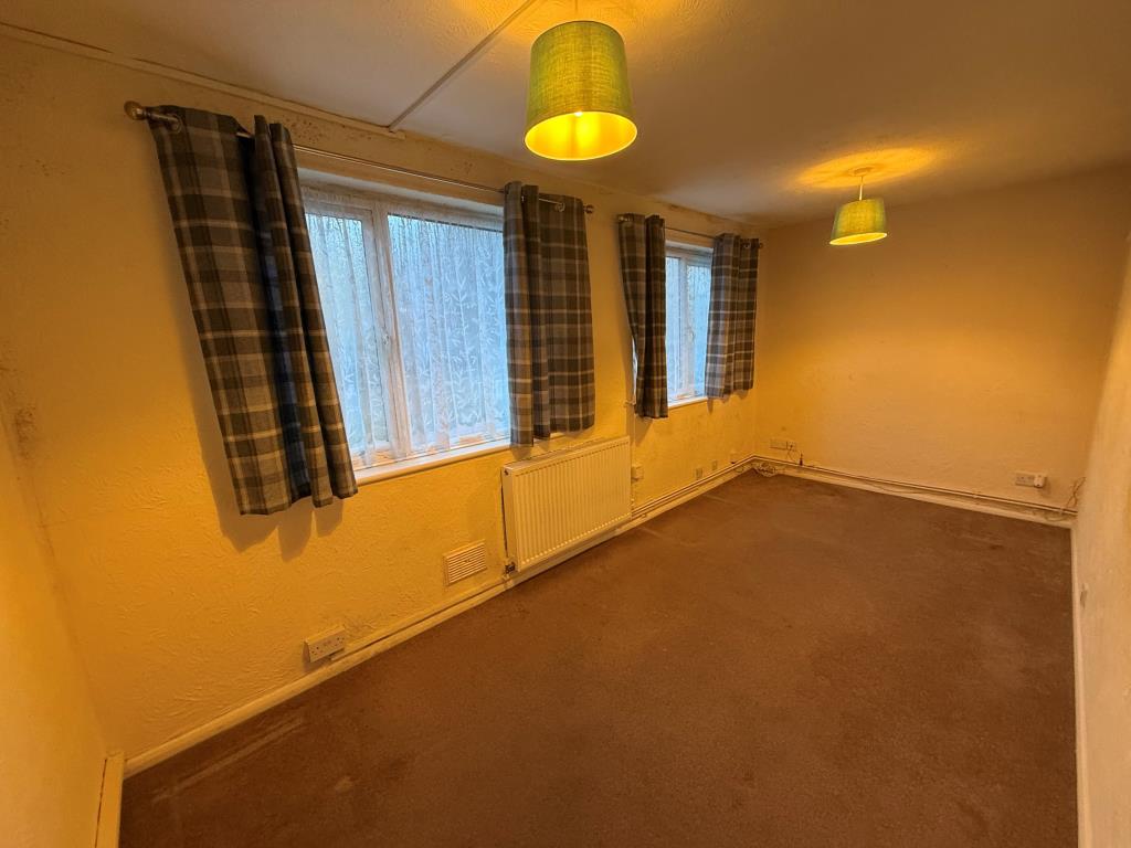 Lot: 96 - FREEHOLD BLOCK OF TWO FLATS - First floor living room